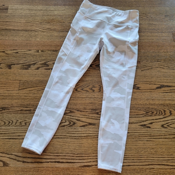 Athleta Pants - Athleta Camo 7/8 Tight Leggings Small